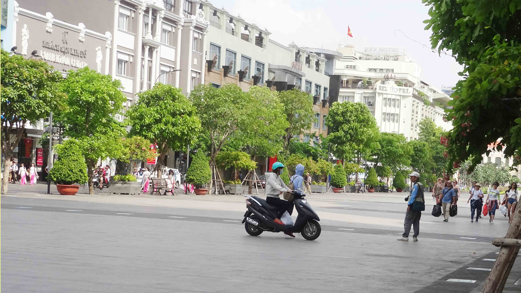 Xe máy vẫn hiên ngang chạy trên phố đi bộ Nguyễn Huệ 9