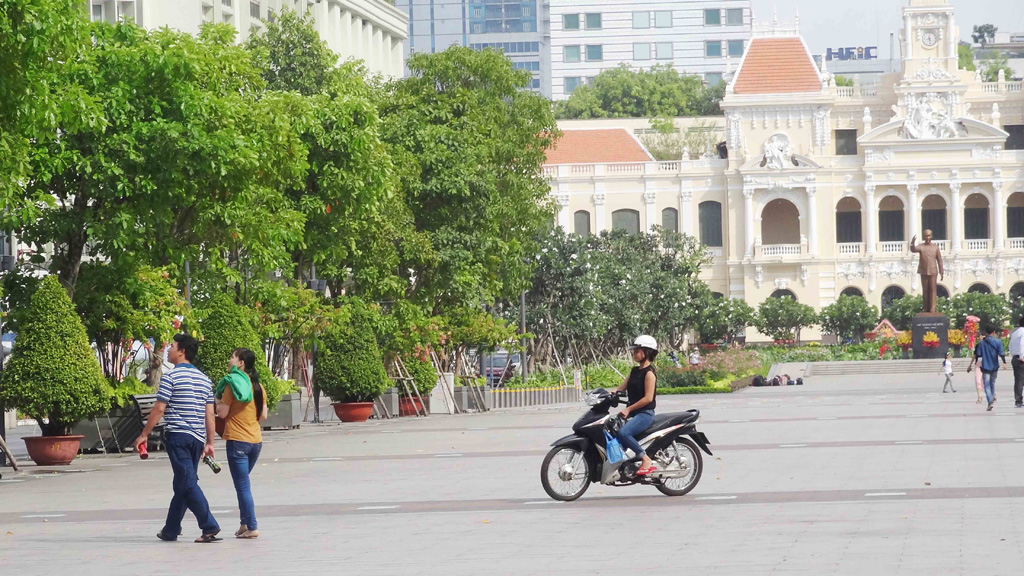 Xe máy vẫn hiên ngang chạy trên phố đi bộ Nguyễn Huệ 10