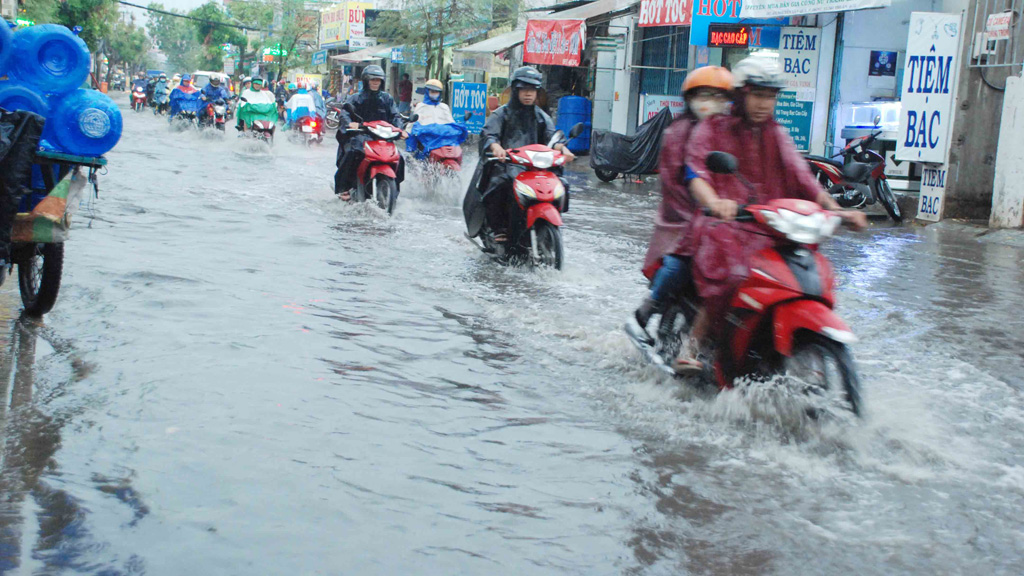 Sau 1 giờ mưa lớn, nhiều xe chết máy ở Sài Gòn 3