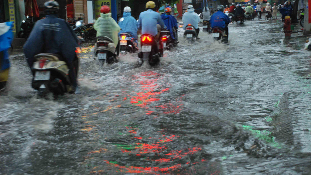 Sau 1 giờ mưa lớn, nhiều xe chết máy ở Sài Gòn 4