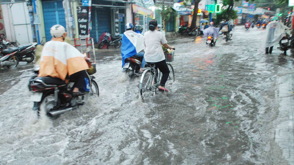 Sau 1 giờ mưa lớn, nhiều xe chết máy ở Sài Gòn 6
