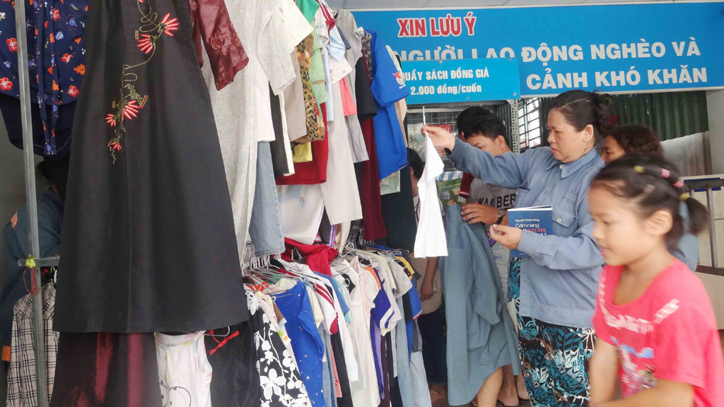 Những bộ quần áo 2.000 thấm đẫm tình người ở Sài Gòn 2