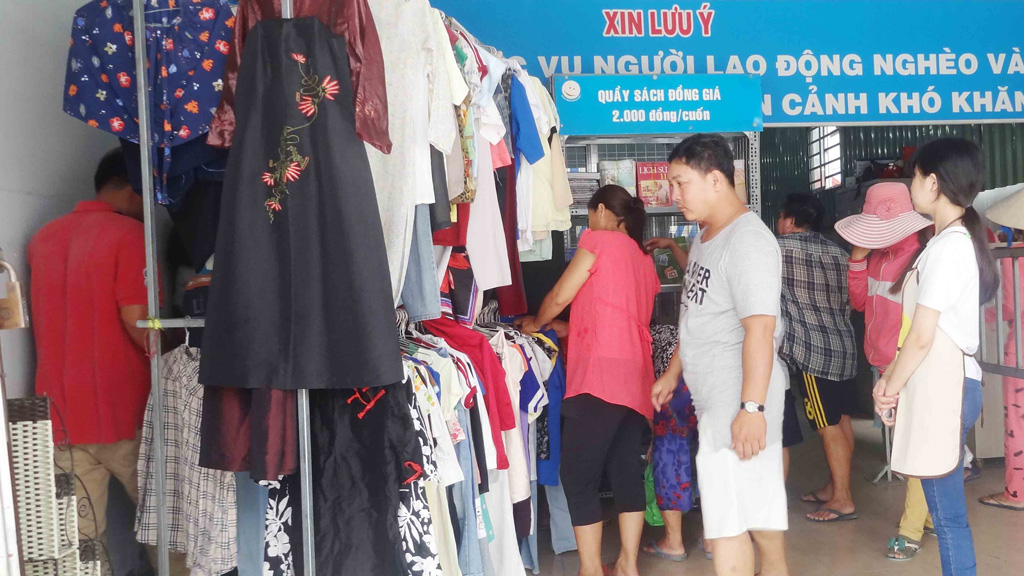Những bộ quần áo 2.000 thấm đẫm tình người ở Sài Gòn 4
