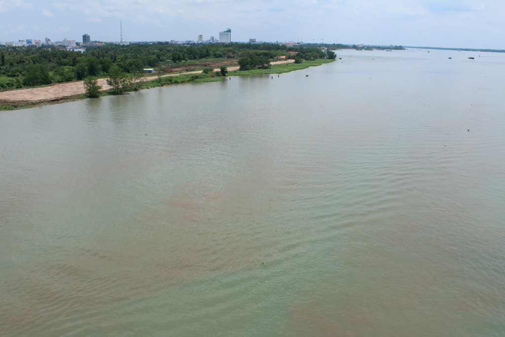 Sông Hậu trong xanh... hiểm hoạ phía sau 7