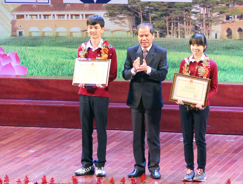 Khen thưởng “thần đồng trống” Trong Nhân và 2 học sinh đạt giải 3 Khoa học kỹ thuật quốc tế 1