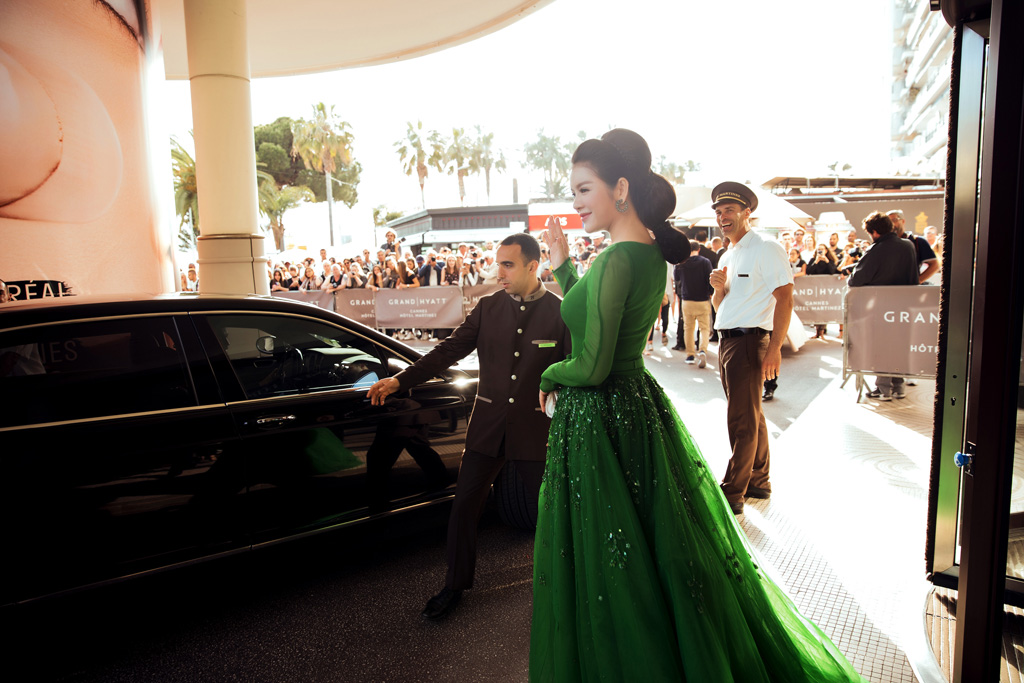 Những khoảnh khắc đẹp như mộng của Lý Nhã Kỳ với đầm xanh được nhiếp ảnh gia quốc tế ghi lại trên thảm đỏ Cannes 2