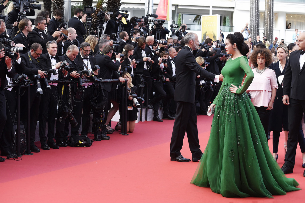 Những khoảnh khắc đẹp như mộng của Lý Nhã Kỳ với đầm xanh được nhiếp ảnh gia quốc tế ghi lại trên thảm đỏ Cannes 5