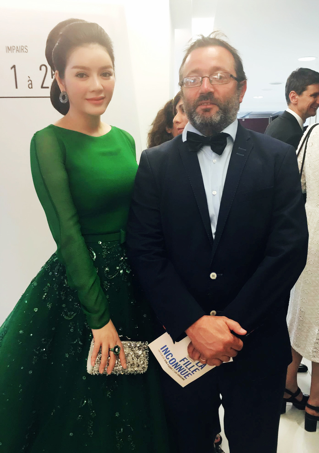 Những khoảnh khắc đẹp như mộng của Lý Nhã Kỳ với đầm xanh được nhiếp ảnh gia quốc tế ghi lại trên thảm đỏ Cannes 14