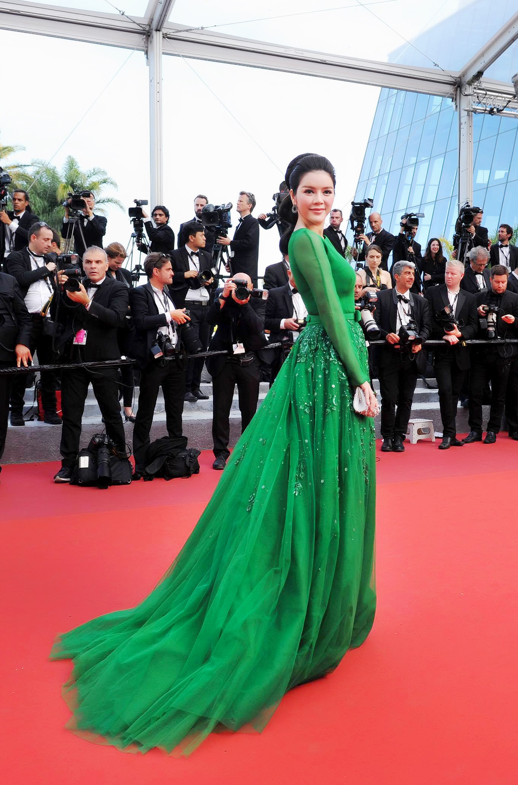 Những khoảnh khắc đẹp như mộng của Lý Nhã Kỳ với đầm xanh được nhiếp ảnh gia quốc tế ghi lại trên thảm đỏ Cannes 15