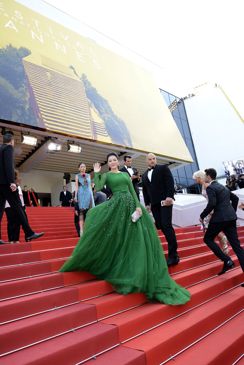 Những khoảnh khắc đẹp như mộng của Lý Nhã Kỳ với đầm xanh được nhiếp ảnh gia quốc tế ghi lại trên thảm đỏ Cannes 7