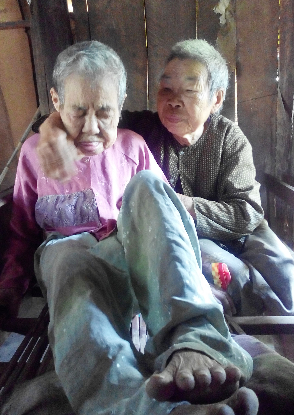 Em dâu 81 tuổi lưng còng nuôi chị chồng mù lòa