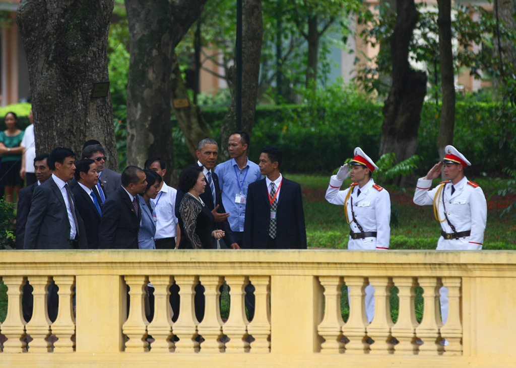 Ông Obama tiếp xúc Chủ tịch Quốc hội Nguyễn Thị Kim Ngân, thăm nhà sàn Bác Hồ 10