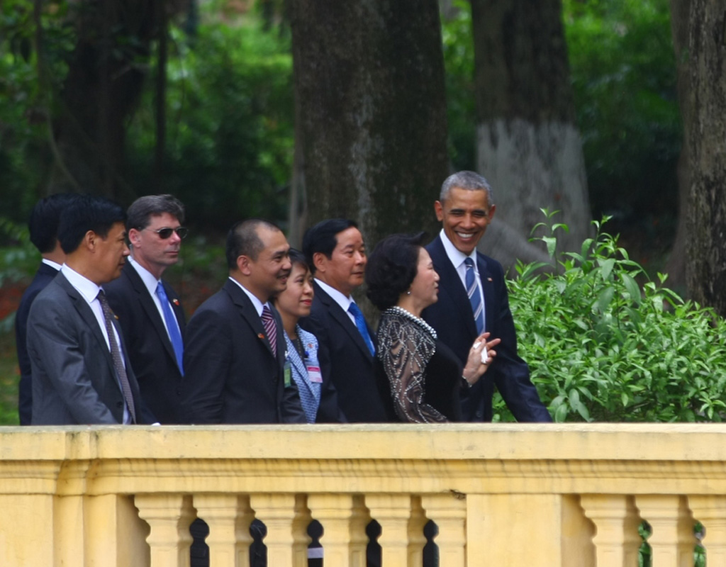 Ông Obama tiếp xúc Chủ tịch Quốc hội Nguyễn Thị Kim Ngân, thăm nhà sàn Bác Hồ 12