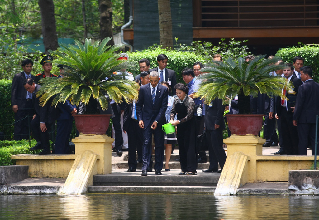 Ông Obama tiếp xúc Chủ tịch Quốc hội Nguyễn Thị Kim Ngân, thăm nhà sàn Bác Hồ 4