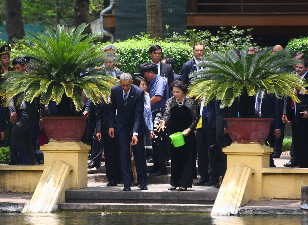 Ông Obama tiếp xúc Chủ tịch Quốc hội Nguyễn Thị Kim Ngân, thăm nhà sàn Bác Hồ 5
