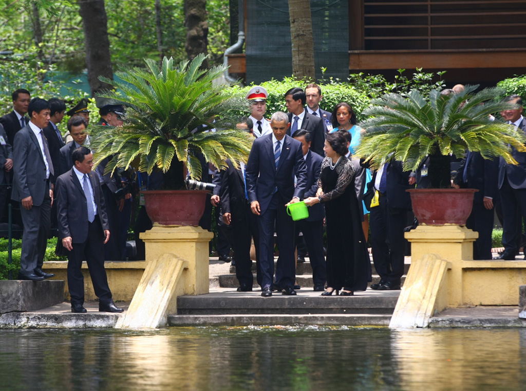 Ông Obama tiếp xúc Chủ tịch Quốc hội Nguyễn Thị Kim Ngân, thăm nhà sàn Bác Hồ 6