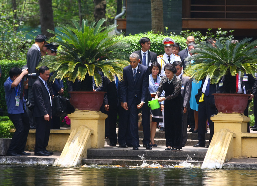 Ông Obama tiếp xúc Chủ tịch Quốc hội Nguyễn Thị Kim Ngân, thăm nhà sàn Bác Hồ 8