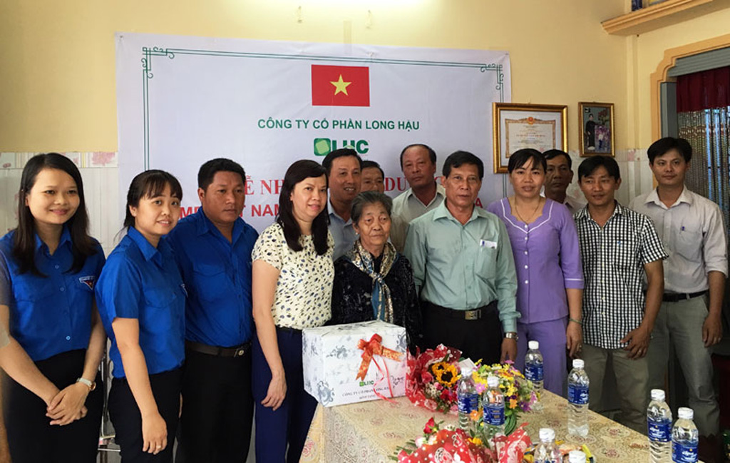 Công ty CP Long Hậu nhận phụng dưỡng suốt đời Mẹ Việt Nam anh hùng 2