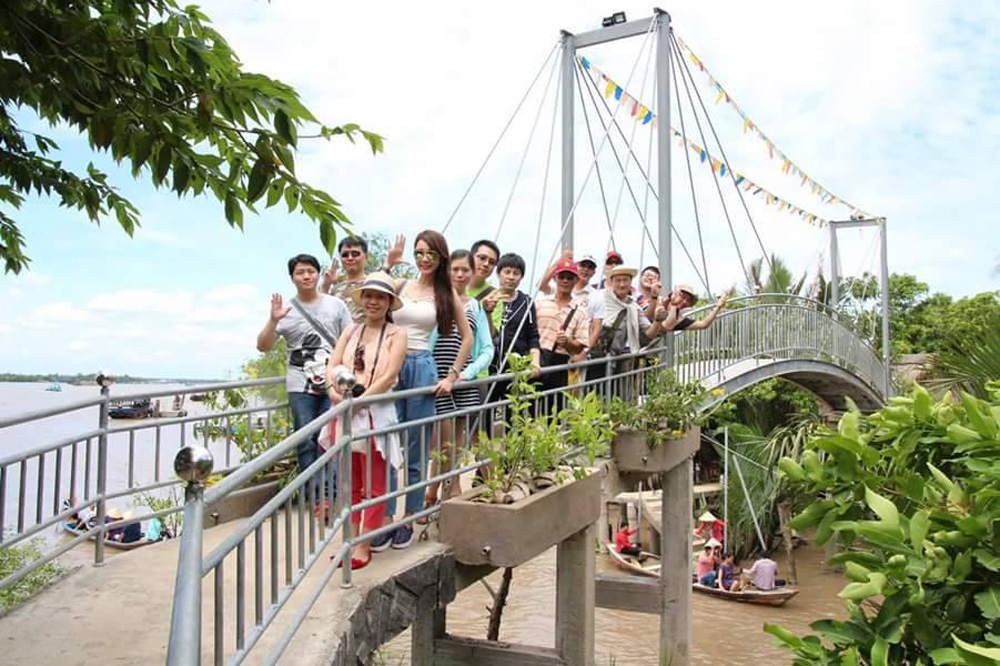 Helen Thanh Đào hào hứng dẫn fan Đài Loan về du lịch miền sông nước Bến Tre 4