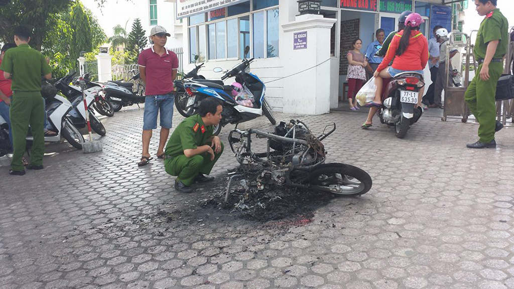Giận vợ, chồng đốt trụi xe máy 2