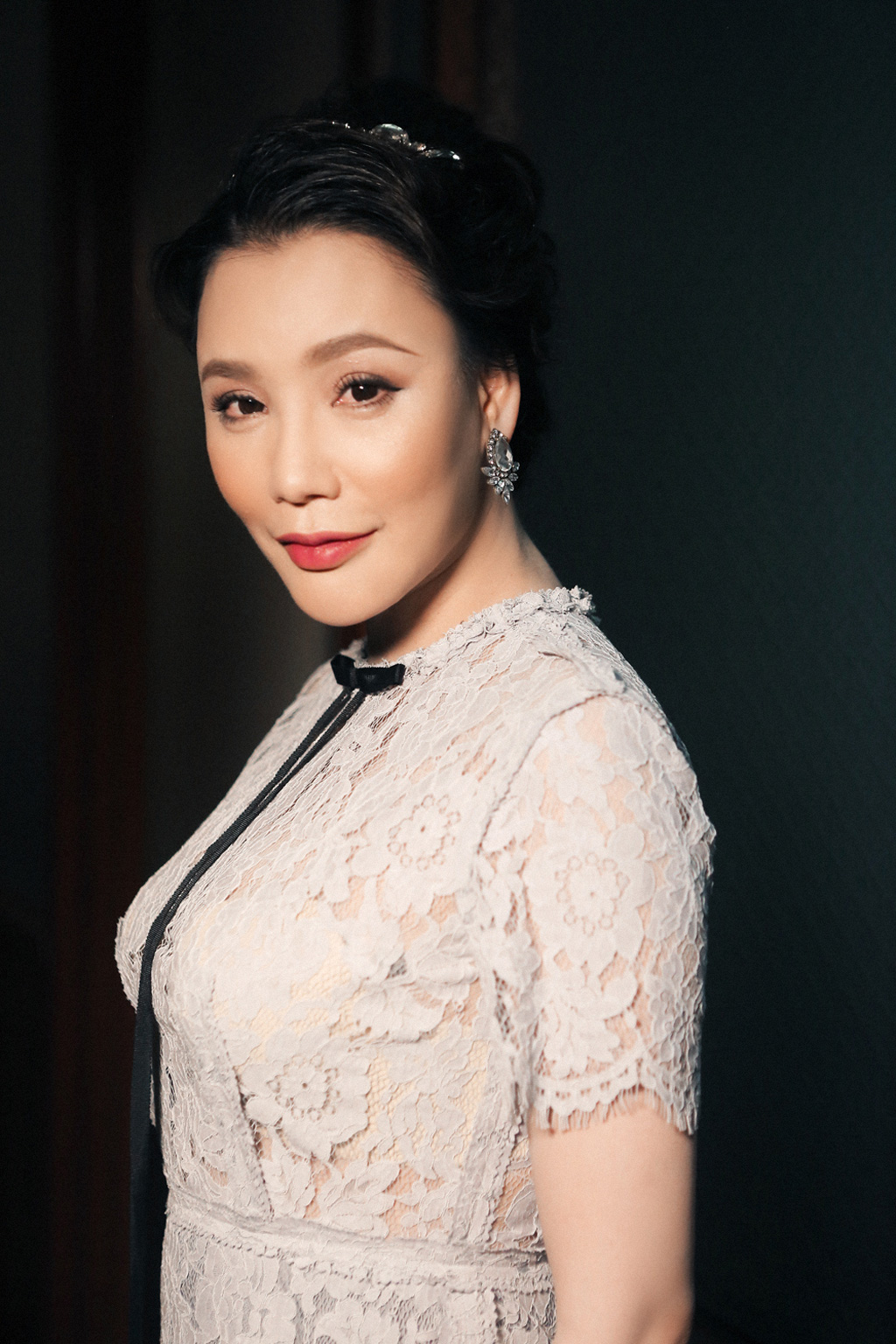 Hồ Quỳnh Hương ôm chầm 'gà cưng' trong hậu trường X-Factor 1