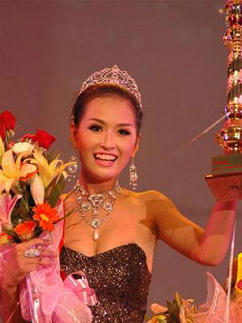 Vương miện Hoa hậu VN: Từ phố Hàng Đào đến dát kim cương tiền tỉ 10