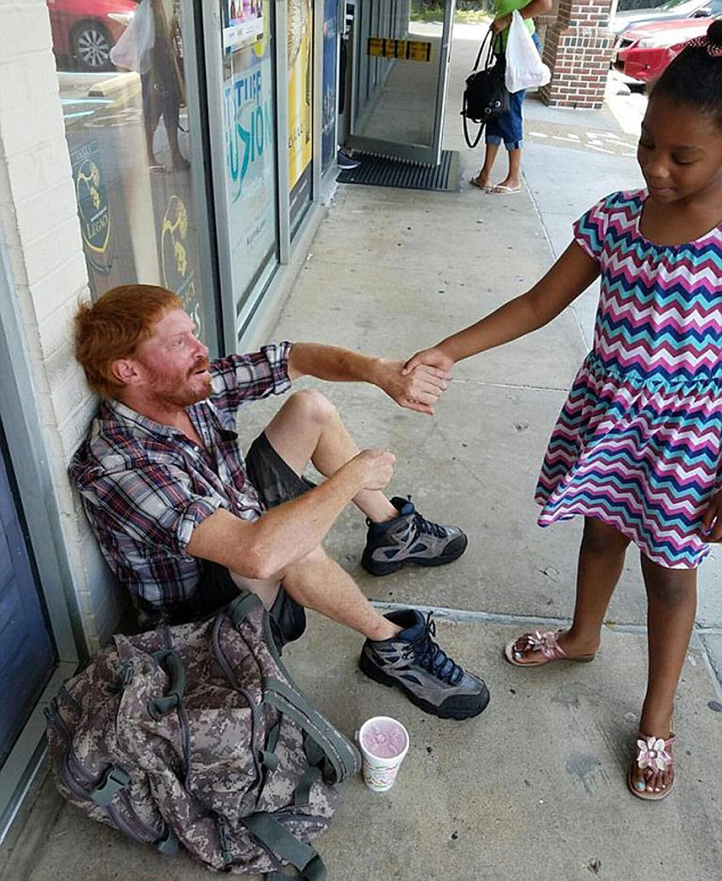 Xúc động cảnh bé gái 6 tuổi nắm tay an ủi người vô gia cư