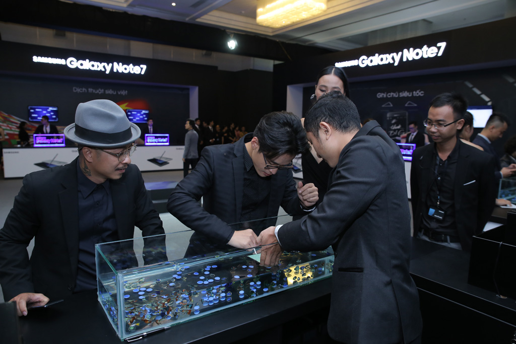 Sao Việt rủ nhau nhập vai “điệp vụ” đi xem “vũ khí bí mật” Galaxy Note 7 1