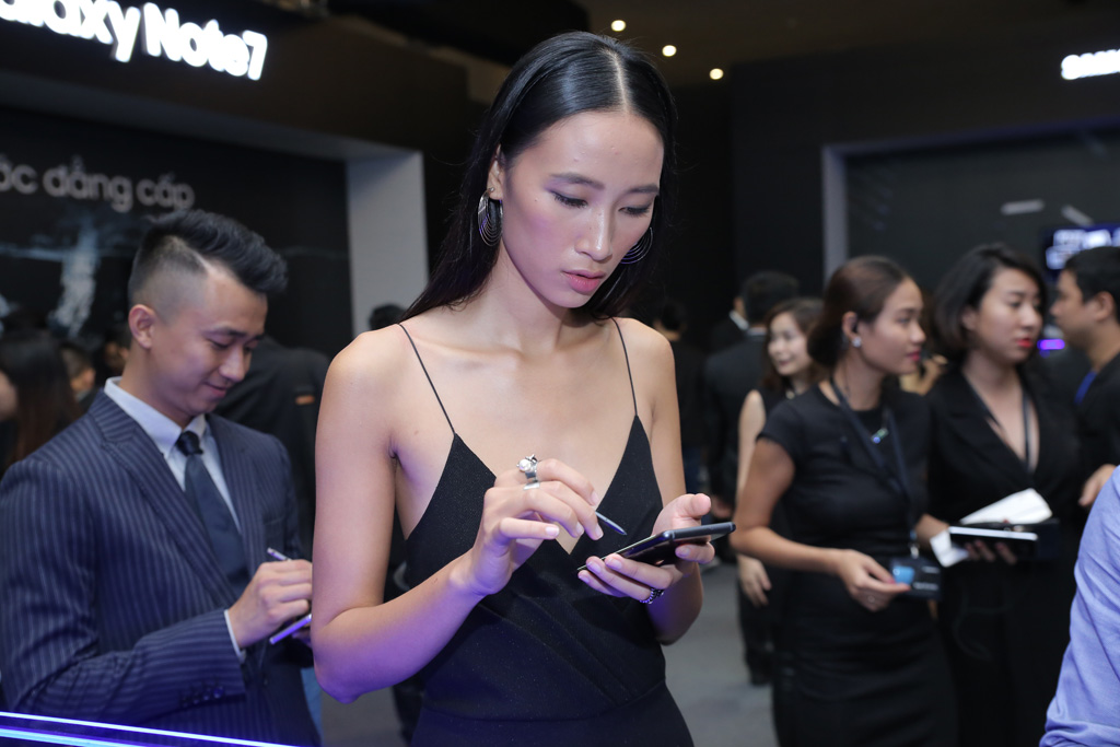 Sao Việt rủ nhau nhập vai “điệp vụ” đi xem “vũ khí bí mật” Galaxy Note 7 3