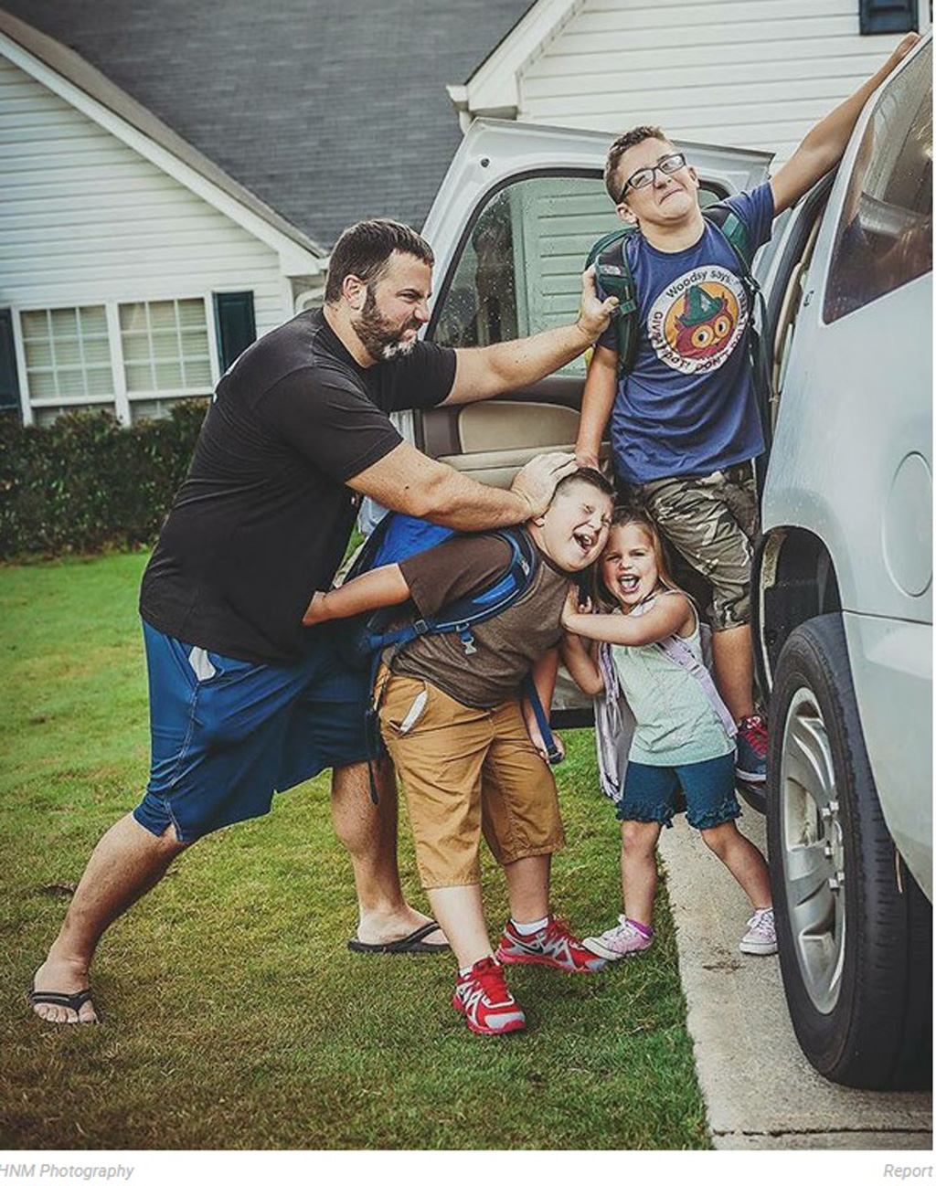 Rộ trào lưu bố mẹ chụp ảnh mừng hét lớn khi hết hè 2