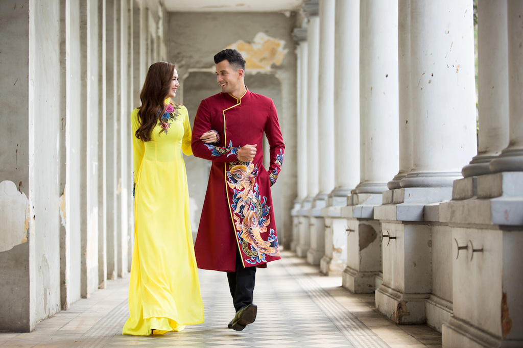 Nam vương Đại sứ Hoàn cầu 2015 thích thú được Ngọc Loan mặc áo dài Việt 6