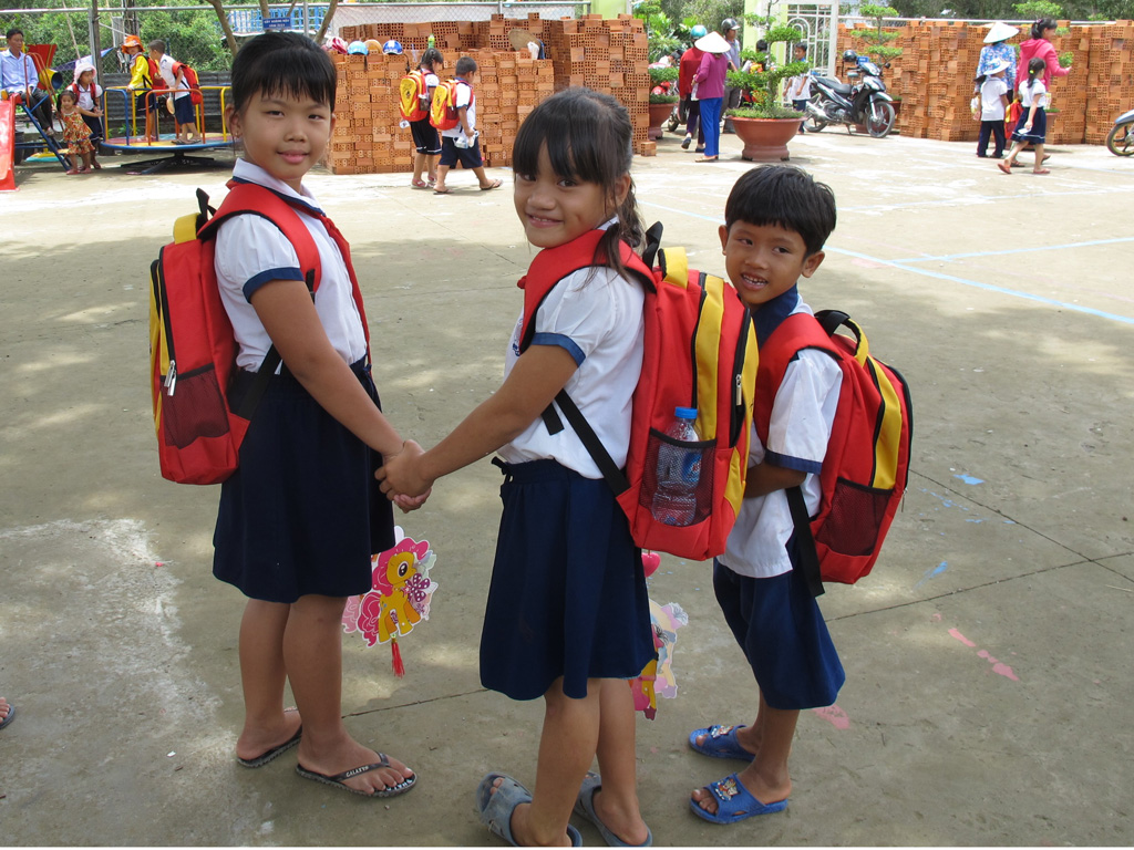 500 học sinh CapitaLand Hope Schools tại Việt Nam nhận cặp mới 2