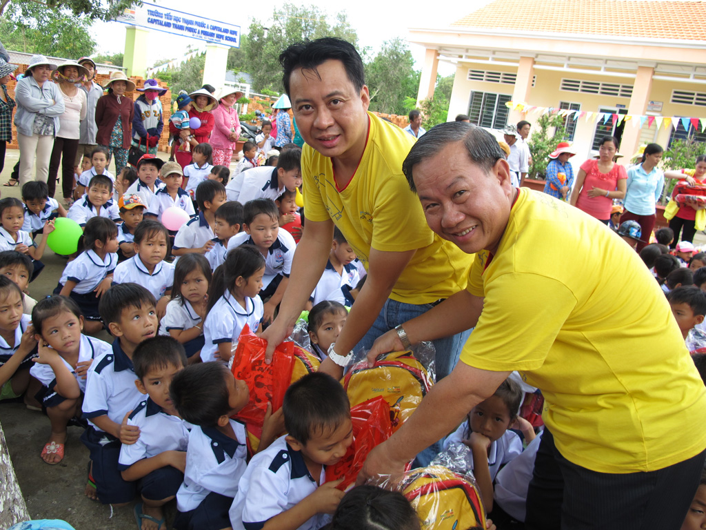 500 học sinh CapitaLand Hope Schools tại Việt Nam nhận cặp mới 1