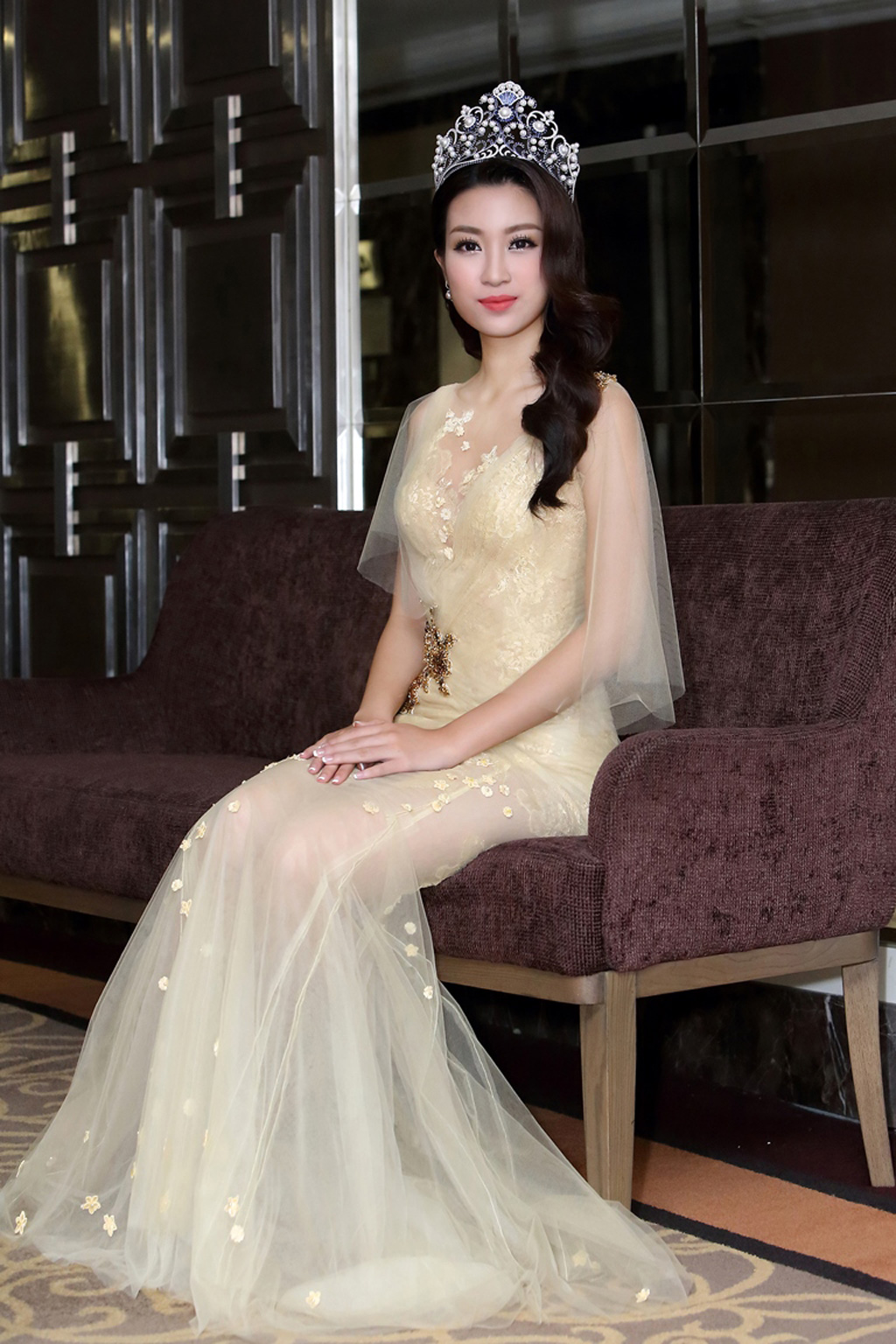 Đỗ Mỹ Linh chọn váy xuyên thấu nhẹ nhàng trong lần đầu đi sự kiện 9