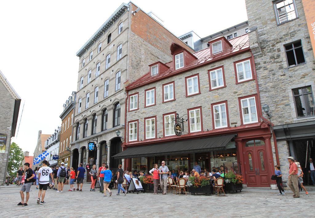 Những ô cửa đầy hoa ở Old Québec 2