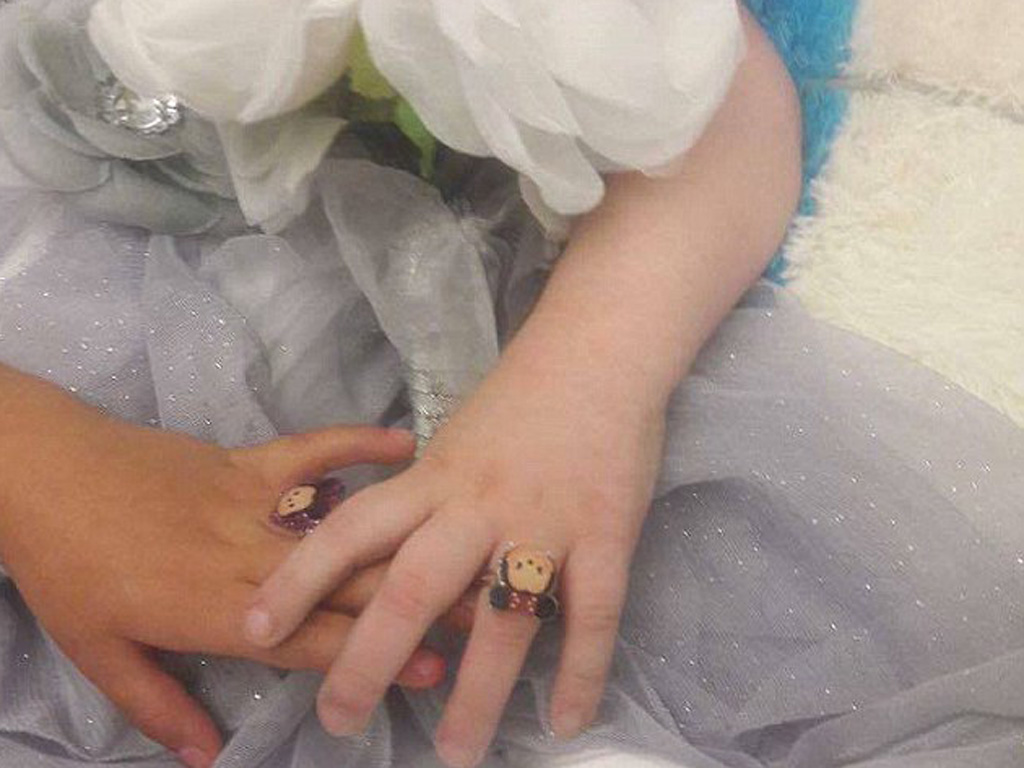 Bé gái 5 tuổi được kết hôn trước khi qua đời vì bạo bệnh