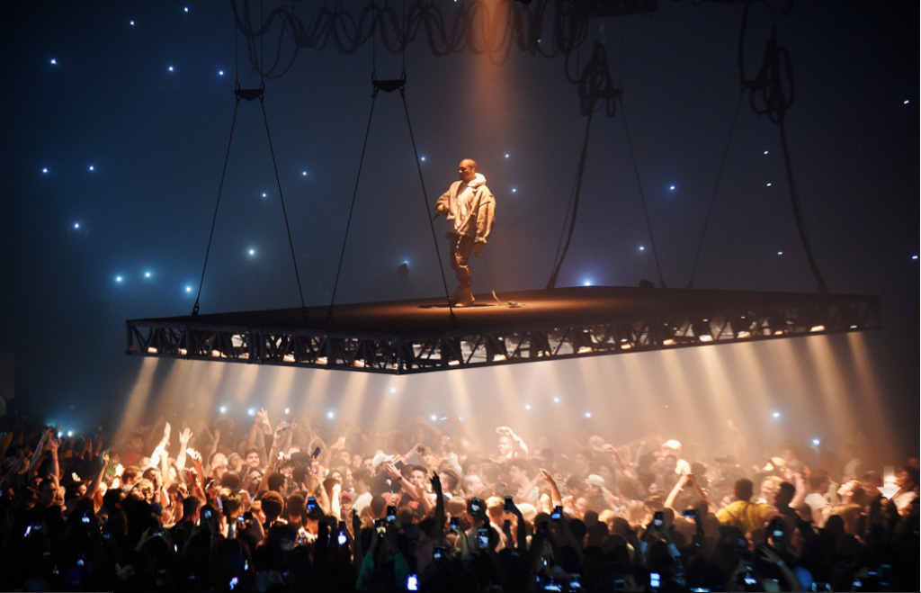 Fan cuồng gây choáng khi cố trèo lên sân khấu bay của Kanye West 1