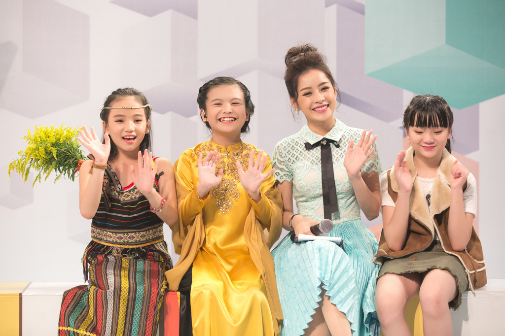 Chi Pu trêu chọc Noo Phước Thịnh trong hậu trường 'The Voice Kids' 4