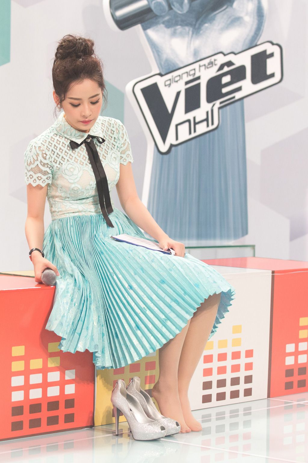 Chi Pu trêu chọc Noo Phước Thịnh trong hậu trường 'The Voice Kids' 5