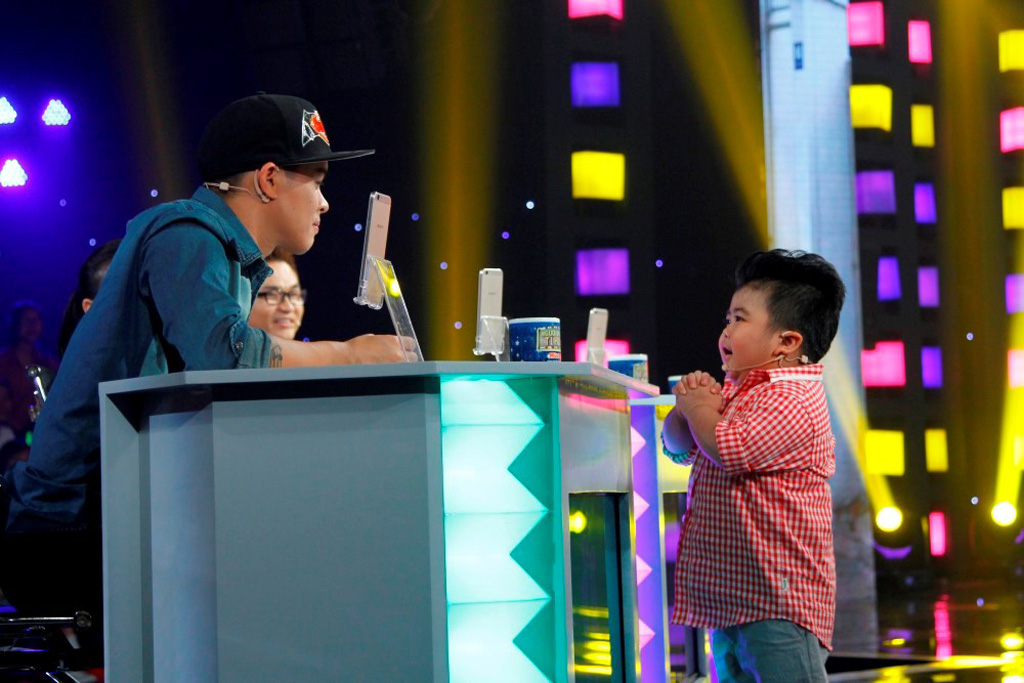 Cậu bé 5 tuổi Tin Tin bất ngờ được đài NBC mời biểu diễn 3