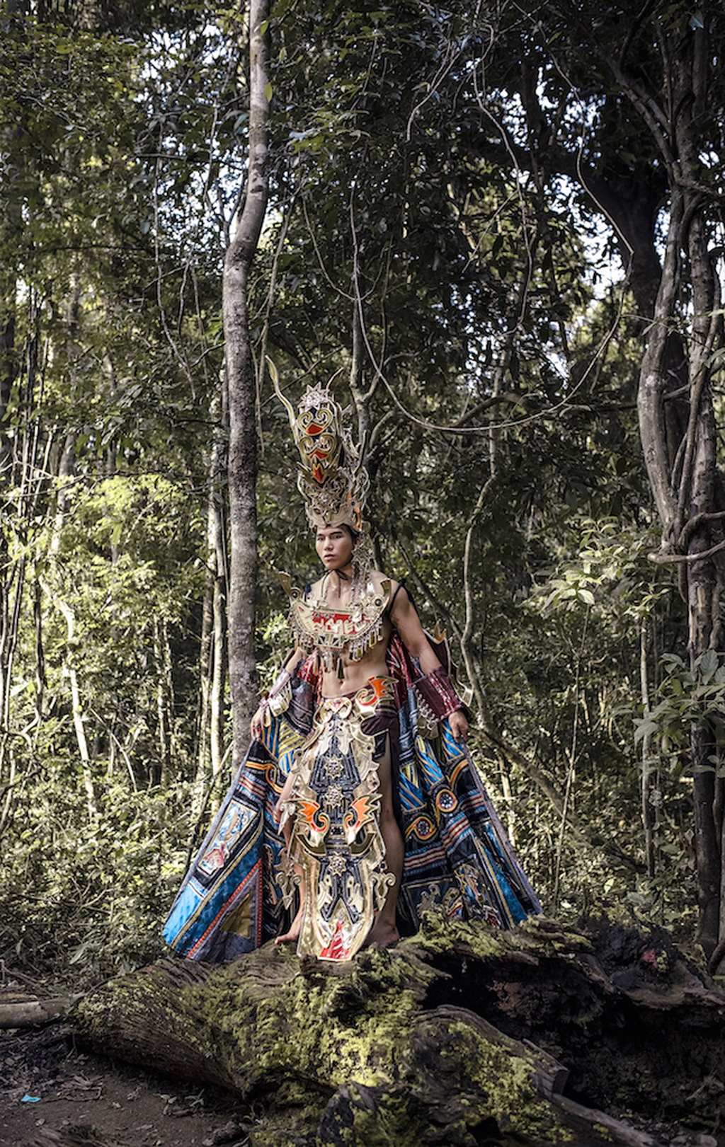 Siêu mẫu Ngọc Tình oai dũng trong trang phục dân tộc dự thi Nam vương Đại sứ Hoàn vũ 7
