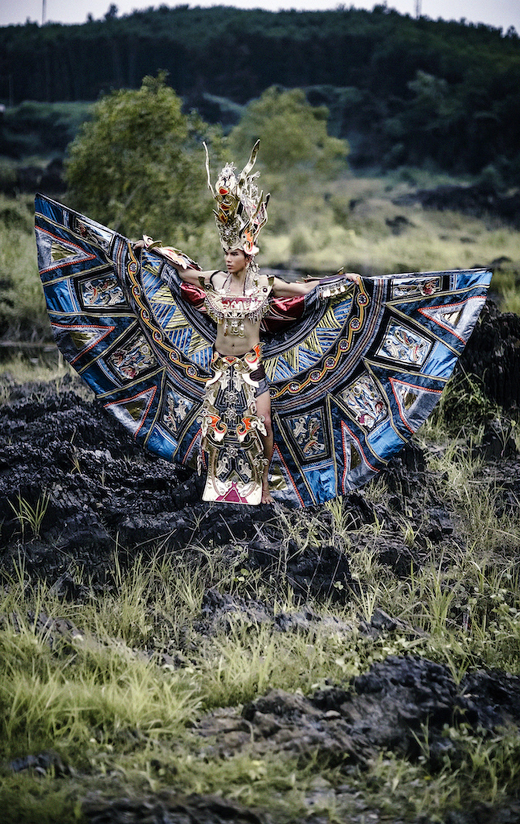 Siêu mẫu Ngọc Tình oai dũng trong trang phục dân tộc dự thi Nam vương Đại sứ Hoàn vũ 3