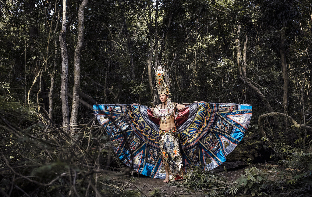 Siêu mẫu Ngọc Tình oai dũng trong trang phục dân tộc dự thi Nam vương Đại sứ Hoàn vũ