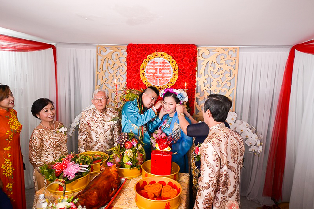 Đạo diễn Thanh Nhân - DJ Wang Trần mặc áo dài, cưỡi xe cổ trong lễ rước dâu 10
