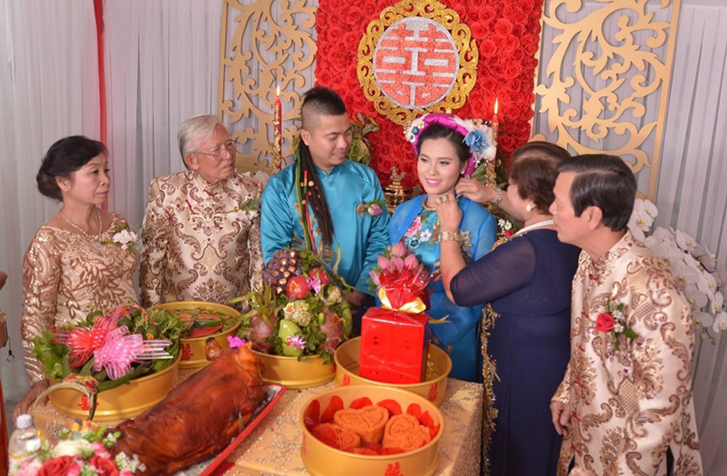 Đạo diễn Thanh Nhân - DJ Wang Trần mặc áo dài, cưỡi xe cổ trong lễ rước dâu 11