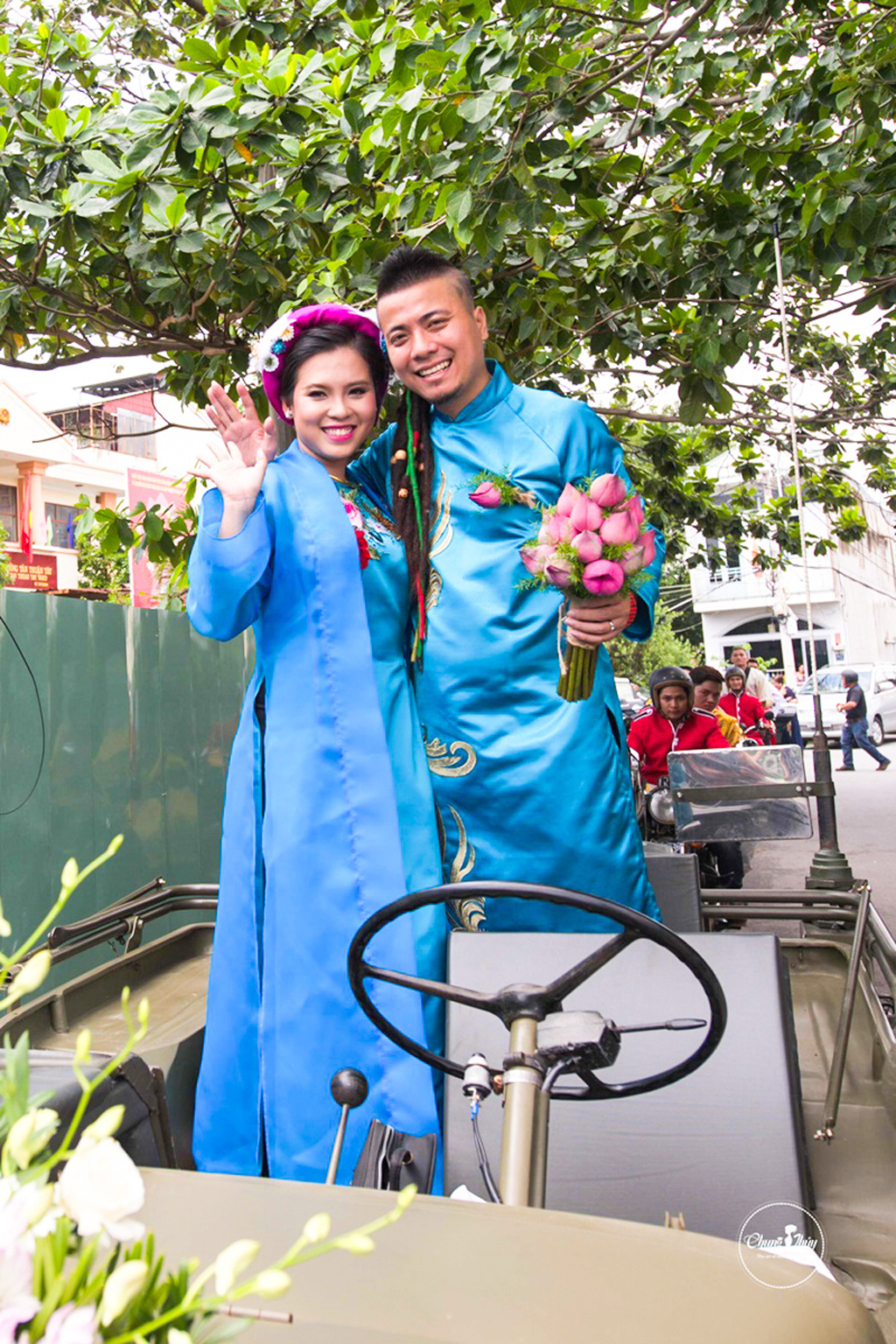 Đạo diễn Thanh Nhân - DJ Wang Trần mặc áo dài, cưỡi xe cổ trong lễ rước dâu 12