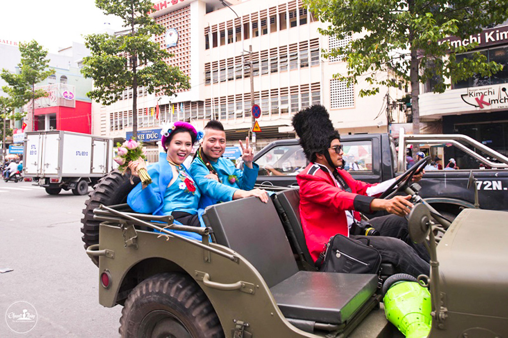 Đạo diễn Thanh Nhân - DJ Wang Trần mặc áo dài, cưỡi xe cổ trong lễ rước dâu 6