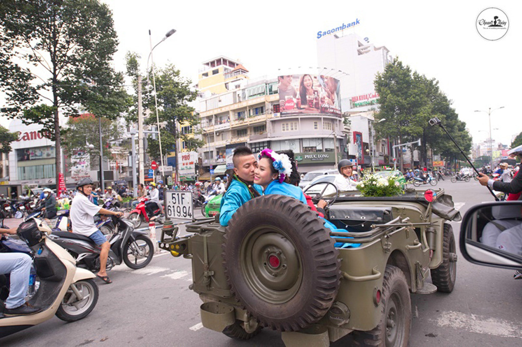 Đạo diễn Thanh Nhân - DJ Wang Trần mặc áo dài, cưỡi xe cổ trong lễ rước dâu 5