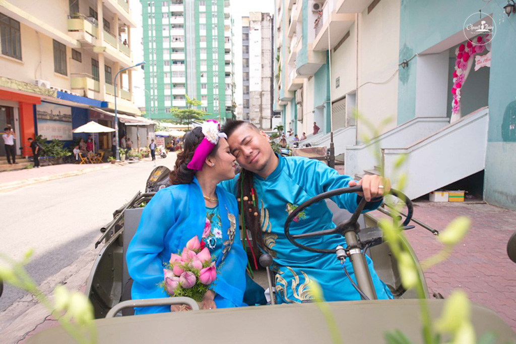 Đạo diễn Thanh Nhân - DJ Wang Trần mặc áo dài, cưỡi xe cổ trong lễ rước dâu 15