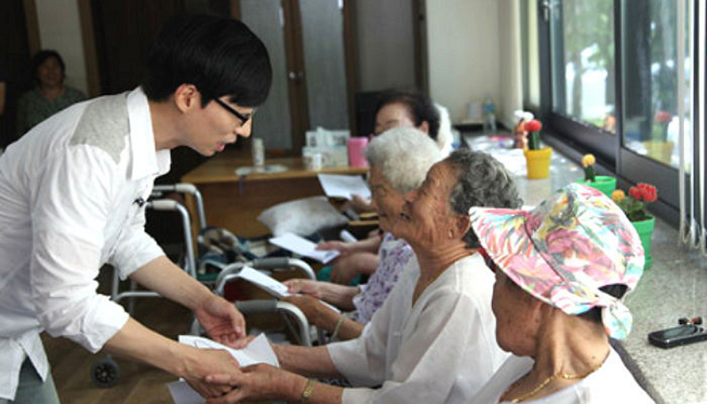 ‘MC quốc dân’ Yoo Jae Suk góp hơn 1 tỷ đồng giúp đỡ nạn nhân bão Chaba 1